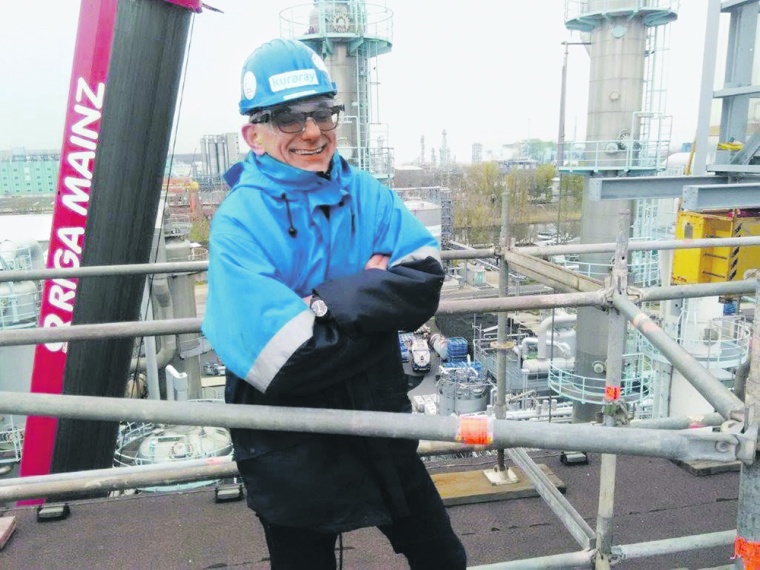 Andre Ziese, Kuraray Europe, in front of the Poval plant. © Kuraray